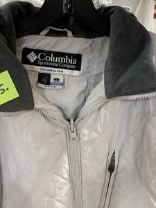 lot 25 image: Columbia Light Grey Womens L