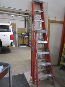 lot 104 image: LOUISVILLE FIBERGLASS STEP LADDERS