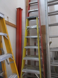 lot 106 image: KELLER FIBERGLASS STEP LADDERS