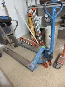 lot 112 image: BLUE GIANT 5000# PALLET JACK