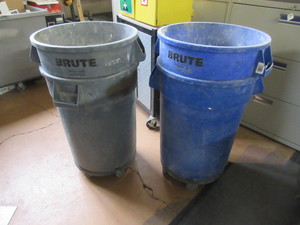 lot 121 image: RUBBERMAID BRUTE 32 GALLON WASTE CONTAINERS ON WHEELS