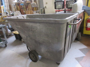 lot 123 image: RUBBERMAID TILT TRUCK