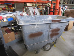 lot 124 image: RUBBERMAID TILT TRUCK