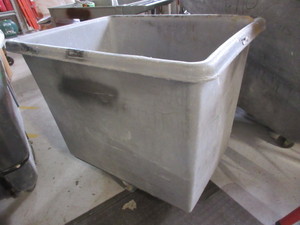 lot 126 image: RUBBERMAID 12 BUSHEL TRUCK