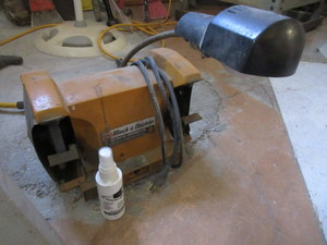 lot 162 image: BLACK & DECKER 6 BENCH GRINDER WITH LAMP AND SILICONE MIST