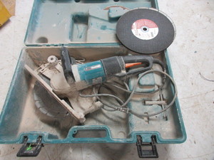 lot 209 image: MAKITA CONCRETE SAW WITH EXTRA BLADES