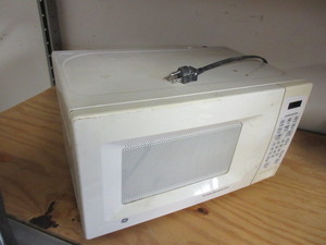 lot 217 image: GE MICROWAVE WITH TURNTABLE