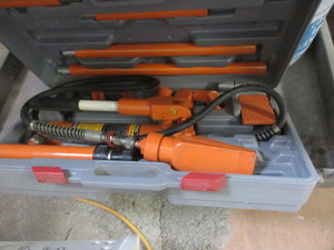 lot 220 image: CENTRAL HYDRAULICS 4 TON PORTABLE PULLER KIT