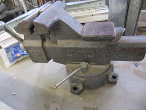 lot 234 image: COLUMBIAN BENCH MOUNT VISE