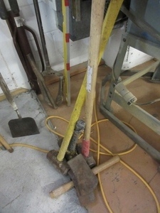 lot 263 image: SLEDGE HAMMERS AND AXES