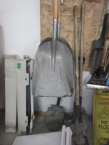 lot 272 image: ASSORTED SHOVELS AND A PITCH FORK