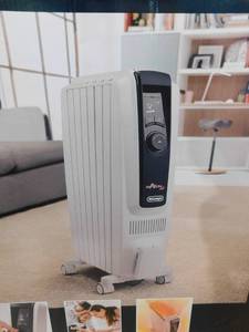 lot 144 image: DeLonghi 1500-Watt 5120 BTU Electric Oil Filled Radiator Space Heater Quiet Full Room Comfort