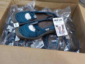 12 Pair Mukluk Sport Womens size 7...