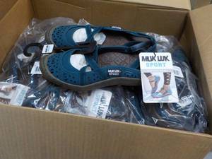 12 Pair Mukluk Sport Womens size 7...
