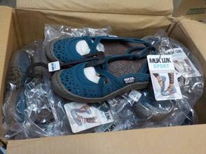 12 Pair Mukluk Sport Womens size 7...