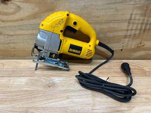 lot 18 image: DEWALT DW317 Variable-Speed Orbital Jigsaw