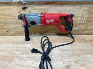 lot 30 image: MILWAUKEE 8 Amp Corded 1 in. SDS D-Handle Rotary Hammer