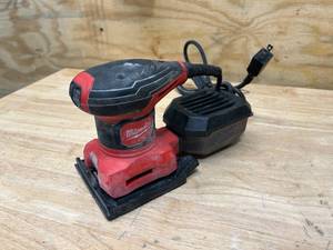 lot 37 image: MILWAUKEE 3 Amp 14 Sheet Corded Palm Sander