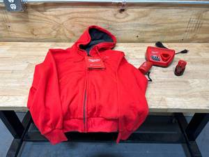 lot 38 image: MILWAUKEE M12 Heated Hoodie- Size Small (battery and charger included)