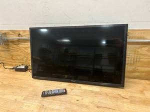 lot 43 image: SAMSUNG 32 M5300 Smart Full HD TV
