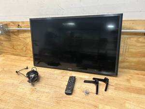 lot 46 image: SAMSUNG 32 LED TV (UN32J5003AF)