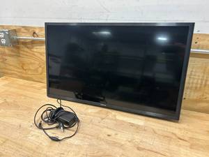 lot 48 image: SAMSUNG 32 HD TV (UN32J5003AF)