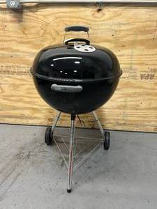 lot 57 image: WEBER 22 Kettle Charcoal Grill