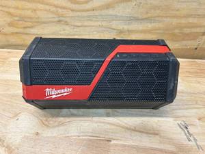 lot 90 image: MILWAUKEE M18M12 Lithium-Ion Cordless Wireless Jobsite Speaker (Tool Only)