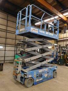 lot 7 image: 2015 Genie CS2646 Scissor Lift