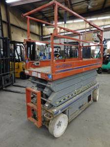 lot 8 image: 2007 SkyJack SJIII 3226 Scissor Lift