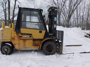 lot 14 image: 2004 Cat DP40K Diesel Forklift
