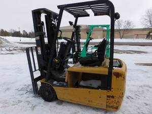 lot 21 image: 2005 Cat EP20KT Electric Forklift