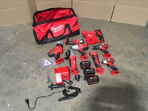 lot 29 image: Milwaukee M18 Cordless Combo Kit 8-Tool with Three batteries and charger Customer Returns See pics