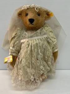 lot 18 image: Vintage Steiff Bride Bear Tag # 015536 14