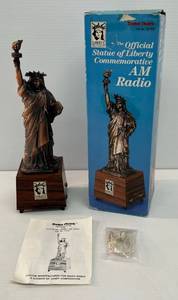 lot 19 image: Vintage Radio Shack Liberty Statue Commemorative AM Radio