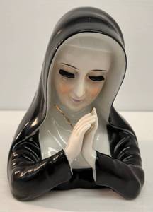 lot 35 image: Vintage Napco Nun Head Praying Vase 6T x 5 x 5