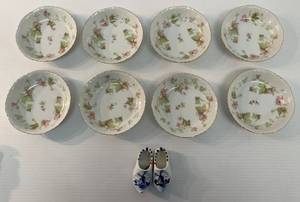 lot 36 image: Group Of Vintage Teller, Hutschenreuther Selb Bavaria Germeny Plates And Miniature Shoes