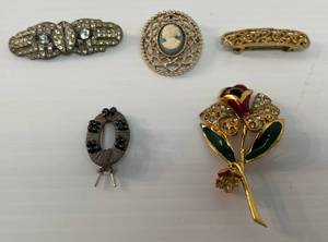 lot 78 image: Group Of Misc. Vintage Jewelry Items Including Brooches, Hair Clips
