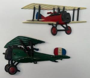 lot 210 image: Vintage 1975 Homco Brand Casted Metal Airplane Wall Dcor  11 12