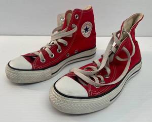lot 231 image: Vintage Pair Of Converse All Star Chuck Taylor High Top Shoes Size 3 12 Mens (Like New)