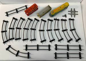 lot 262 image: Vintage 1950s Wyandotte Hafner Train With Some Cars And Track With Key