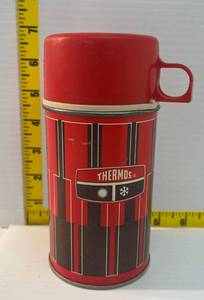 lot 269 image: Vintage 1971 Red Plaid (King-Seeley Brand) Thermos 6 58 T x 3