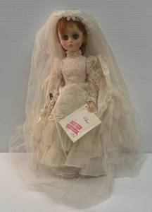 lot 276 image: Vintage Madame Alexander Doll Alise 17