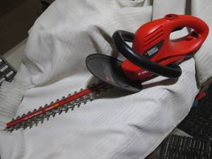 lot 3 image: Black and Decker electric hedge tri...