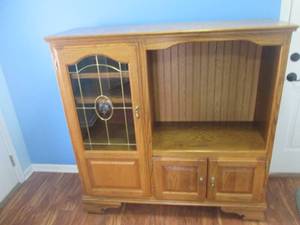 lot 38 image: Solid Oak TV and Multi-media Entert...