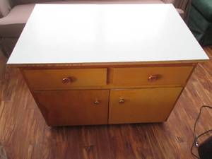 lot 43 image: Vintage 2-drawer 2-door kitchen cup...