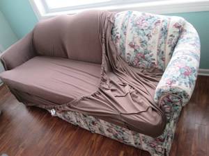 lot 44 image: Floral Print three-cushion Upholste...