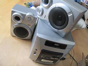 lot 63 image: Bookshelf style RCA 5-disc CD chang...