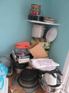 lot 78 image: Large variety of bakeware, frying p...
