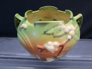 lot 7 image: Roseville Snowberry Jardiniere